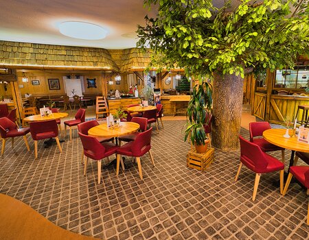 Restaurantbereich mit Baum in Mitte