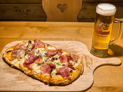 Pinsa mit einem Krug Bier