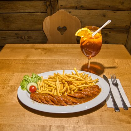 Currywurst mit Pommes & Aperol Spritz