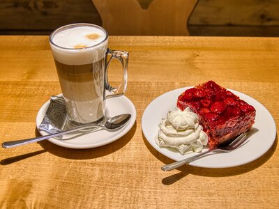 Latte Macchiato mit Himbeerkuchen & Sahne