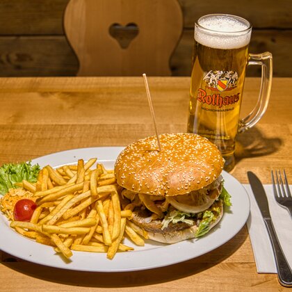 Burger mit Pommes & Krug Bier