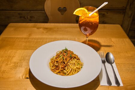 Aperol-Spritz mit Spaghetti Bologonese
